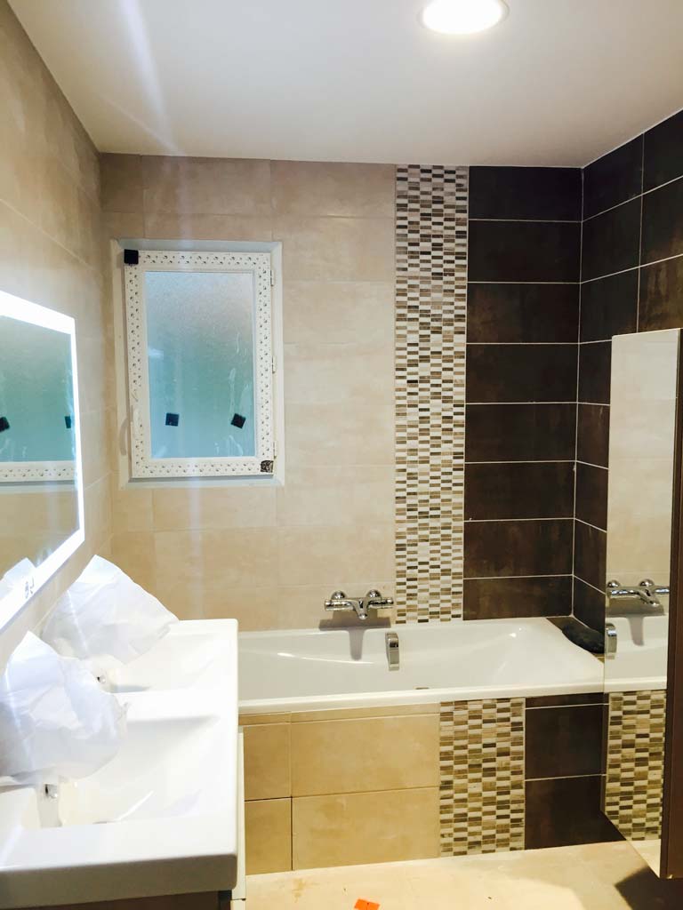 Carrelage autour d'une baignoire en salle de bain