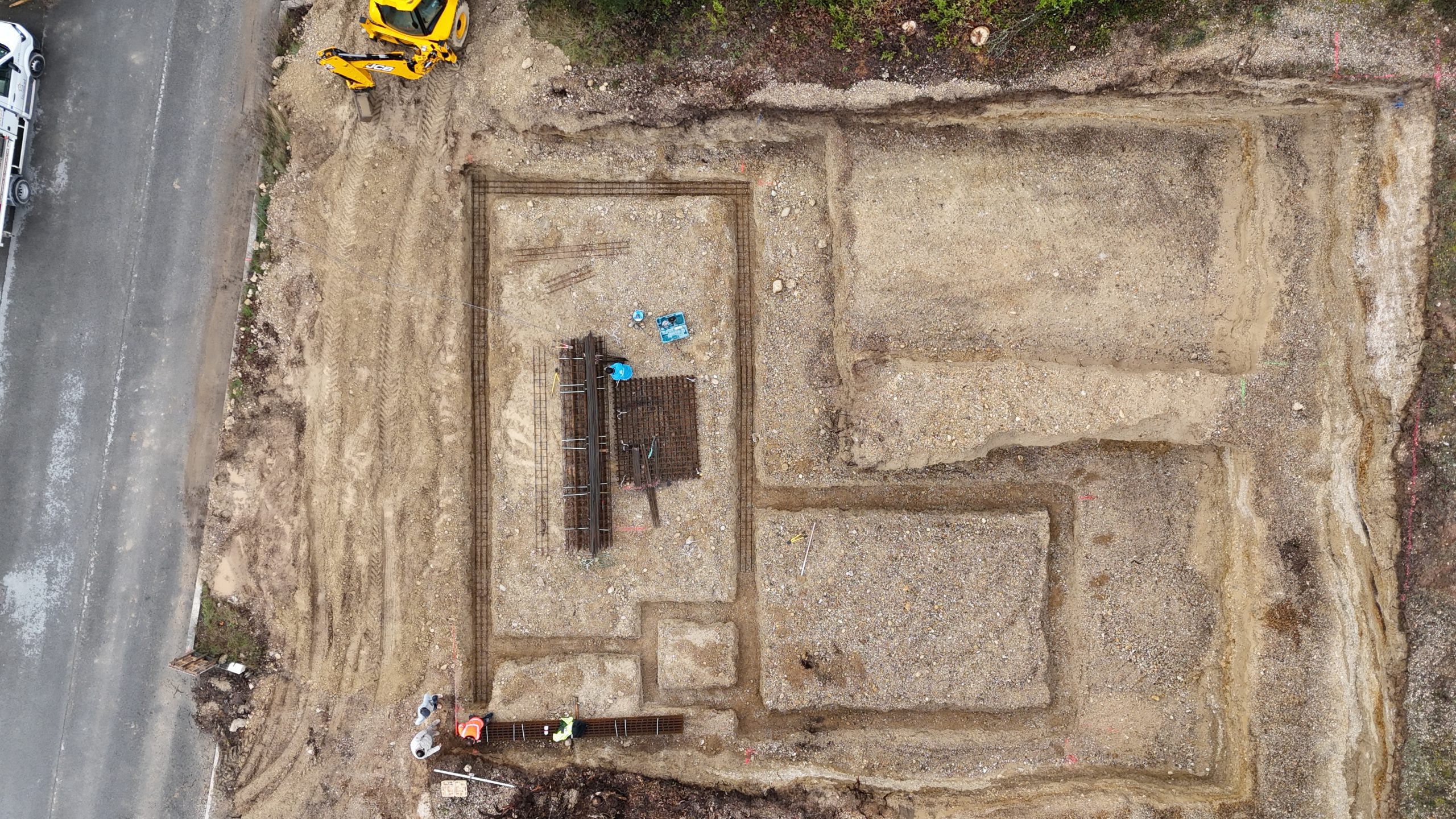 Fouilles et ferraillage des fondations d'une extension de maison en Drôme, chantier Demiralan Construction vu du ciel